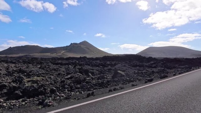 Lanzarote -  felsiger Timanfaya Vulkan Nationalpark, Vulkane vor blauem Himmel am Horizont, erstarrte Lava, reisen, Roadtrip, Kanarische Inseln, Spanien, Tourismus, Attraktion, Urlaub
