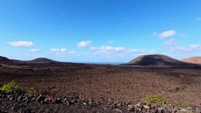 Lanzarote -  felsiger Timanfaya Vulkan Nationalpark, Vulkane vor blauem Himmel am Horizont, erstarrte Lava, reisen, Roadtrip, Kanarische Inseln, Spanien, Tourismus, Attraktion, Urlaub
