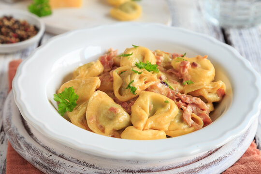 Tortellini alla Panna mit Schinken Sahne So&szlig;e
