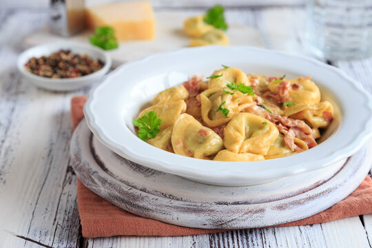 tortellini mt schinken und K&auml;se so&szlig;e