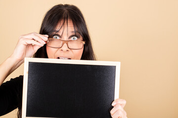 Frau mit Tafel in der Hand