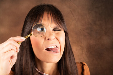 Frau mit kleiner Lupe