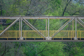 Stahlbr&uuml;cke f&uuml;r Fu&szlig;g&auml;nger im Park