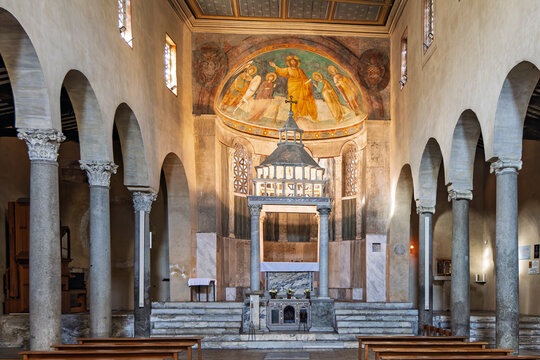 Innenraum der Basilika San Giorgio in Velabro mit Apsis-Fresko und Ziborium, Rom, Italien