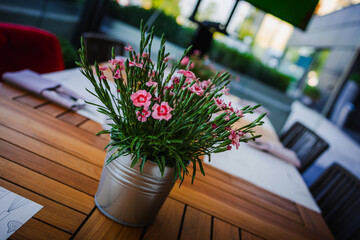Bukiet kwiatów na stole w restauracji © Artur