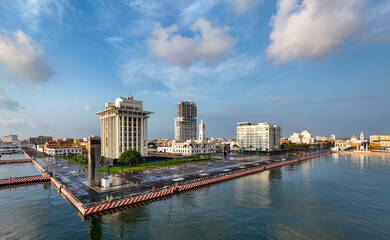 Obraz premium The malecon of Veracruz with ocean views, palm-lined promenade, coastal lights, and a relaxed seaside atmosphere.