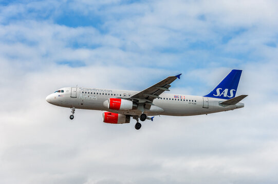 OY-KAN SAS Airlines Airbus a320 Landing in London Heathrow International Airport. England.