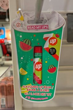 B&aacute;lsamo labial con sabor a sand&iacute;a, en envase con formato de vaso de refresco con pajita, imitando una bebida de 7UP. Expositor de tienda Primark en Madrid, Espa&ntilde;a 