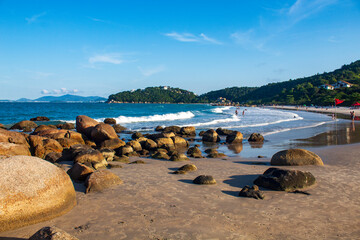 Praia das Bananeiras ao lado da praia Grande cidade de Governador Celso Ramos Santa Catarina Brasil regi&atilde;o da Grande Florianopolis