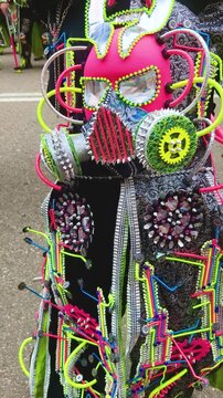 Ritmo, disfraces y fiesta en un desfile callejero de Carnaval