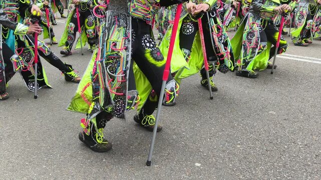 Carnaval callejero con desfile colorido bailando al son de los tambores.