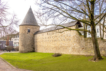 Kornsturm mit Resten der Stadtmauer in Ratingen. 1978 Restauriert