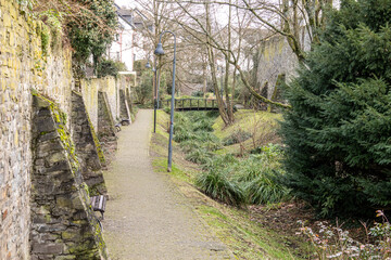 Ein Teil des Stadtgrabens an der Stadtmauer in Ratingen, heute Spazierweg, fr&uuml;her mit Wasser gef&uuml;llt