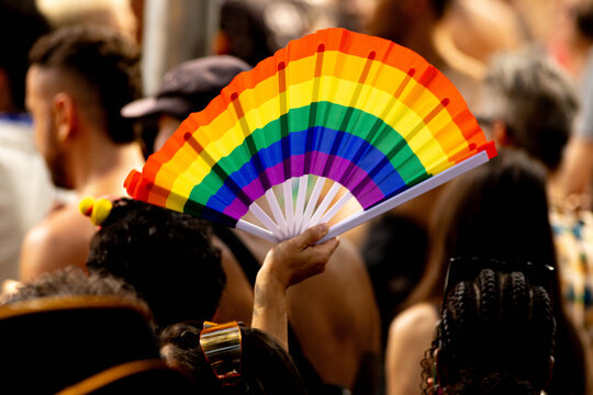 Carnaval de rua de S&atilde;o Paulo com foli&otilde;es e=com fantasias e leques coloridos. 
