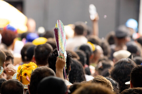 Foli&otilde;es pulando Carnaval em Bloco de Carnaval de rua da cidade de S&atilde;o Paulo. Carnaval 2026. 