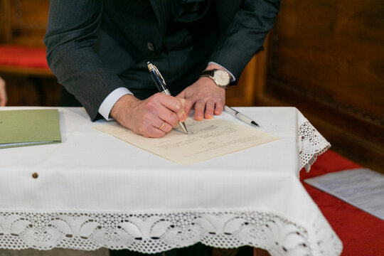 agiotaje, mano, boli, escrito, documento, papel, mujer, mesa, persona, dedo, boda, firmar, aut&oacute;grafo, firma