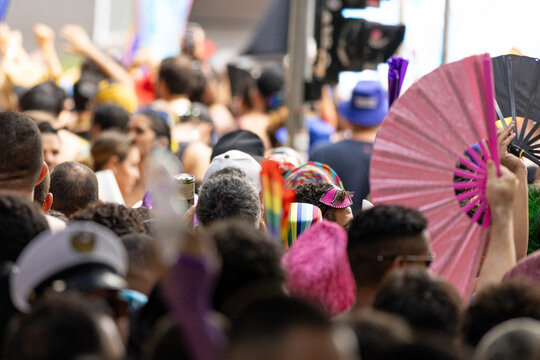 Foli&otilde;es com leques e fantasias coloridas pulando carnaval em blocos de Carnaval de rua da cidade de S&atilde;o Paulo. Carnaval 2026. 
