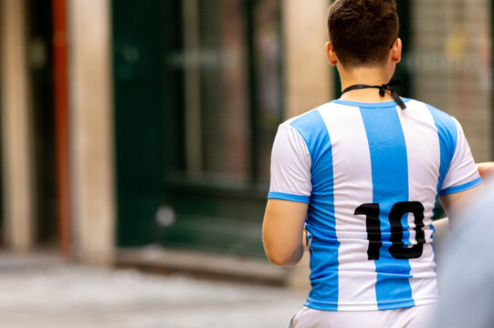 Fantasias de foli&otilde;es pulando o Carnaval de rua em blocos de Carnaval na cidade de S&atilde;o Paulo. Carnaval 2026. 