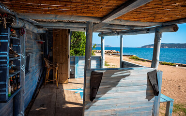 Obraz premium A wood construction on the beach