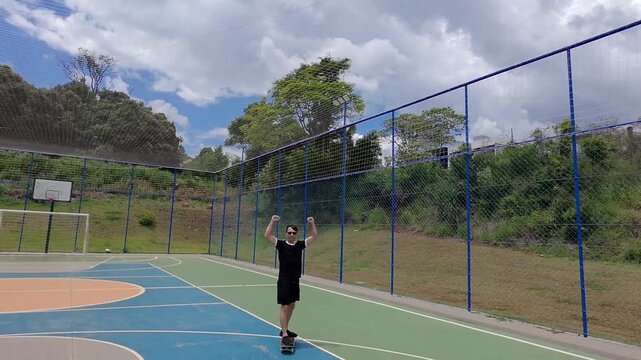 homem anda de skate ao ar livre 