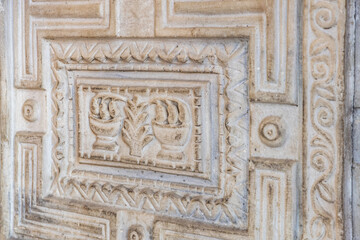Obraz premium Detailed ancient stone carving with symmetrical geometric patterns