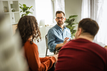 Obraz premium Therapist helping couple during counseling session