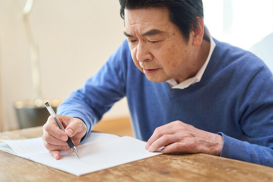 ジストニアで字が書けない高齢者