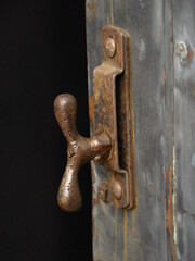 レトロ感のある扉の取手