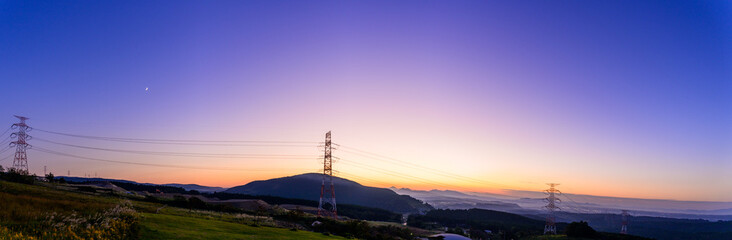 夕焼け絶景パノラマ 「阿蘇の玄関口・西原村から望む、海まで届く夕光のパノラマ。」 阿蘇郡西原村(俵山) Spectacular Sunset Panorama "A panoramic view of the sunset reaching all the way to the sea, seen from Nishihara Village, the gateway to Aso." © KOROKICHIKUN