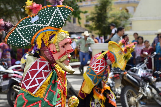 baile tradicional de los moros en Cob&aacute;n, Guatemala