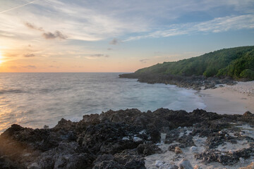 来間島の長崎浜 夕焼けの美しいビーチと岩礁海岸