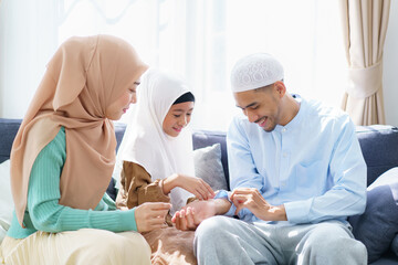 Obraz premium Muslim parents and daughter bonding at home
