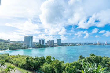 エメラルドグリーンの海が広がるグアムの美しいリゾート風景