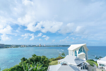 グアムの海岸沿いに佇む美しい白いチャペルと青い海