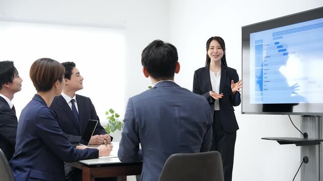 オフィスで会議するビジネスパーソンのグループ
