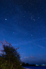 ２月の宮古島の与那覇前浜で、冬の大三角形と明るく輝く木星を観察