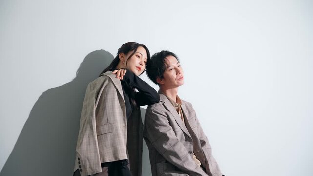 ファッション、アパレル、ペア、カップル、モデル、撮影、スタジオ、女性、男性、日本人、ポートレート、かっこいい、クール、夫婦、美人、カップルフォト、メンズ、カジュアル、ジャケット、スーツ、イケメン、美容、ビューティ、おしゃれ、スタイリッシュ、ファッショナブル、スマート、白バック、ミドル、20代、30代、中年、室内、上半身、コピースペース、若い、オフィス、部屋、コーディネート、ポーズ、ライティング、照