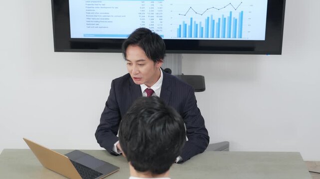オフィスで面談するビジネスパーソンのグループ