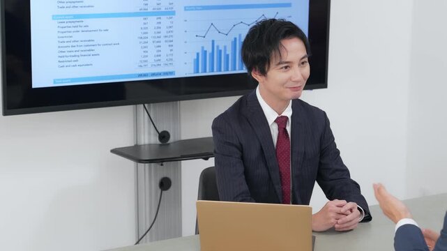 オフィスで面談するビジネスパーソンのグループ