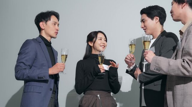 パーティーに参加する男女グループ
