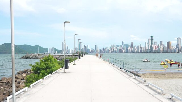 Balne&aacute;rio Cambori&uacute;: Vibrant skyline meets beachside fun