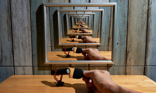 Infinity mirror effect of microphone recording with repeating frames