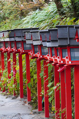 京都貴船神社の参道の朱塗りの灯籠