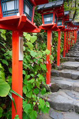 京都貴船神社の参道の朱塗りの灯籠