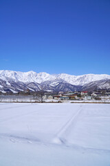 雪景色の白馬村と北アルプス
