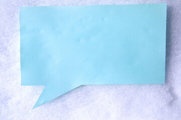 雪の上に置いた切り取った水色の紙の吹き出し