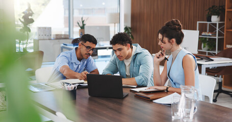Business, team and meeting with laptop in office for topics review, story ideas and brainstorming. Journalists, people and discussion with tech in newsroom for editorial planning or creative feedback © Flash25/peopleimages.com