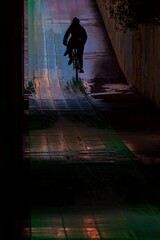 アンダーパスを自転車で駆け抜ける男性