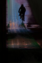 アンダーパスを自転車で駆け抜ける男性