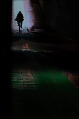 アンダーパスを自転車で駆け抜ける男性